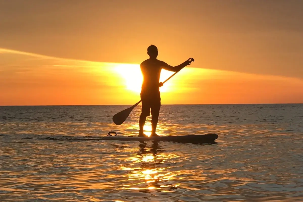 Har du prøvet Paddle-Board, en perfekt kombination af motion og afstressning? Fire tips til at komme godt i gang