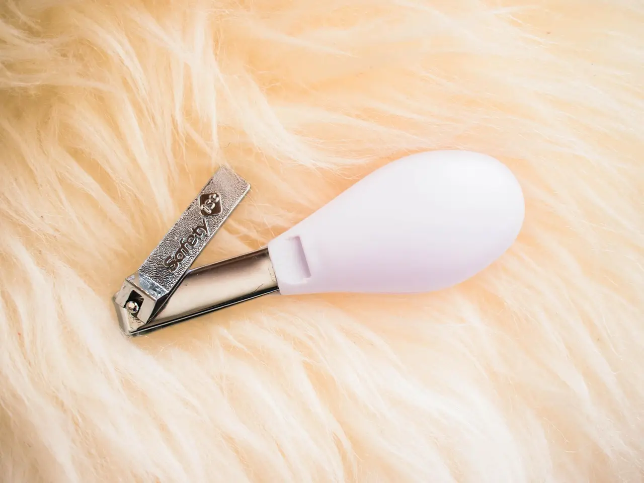 Hvordan kan jeg forhindre min neglesaks i at klippe neglene skævt?